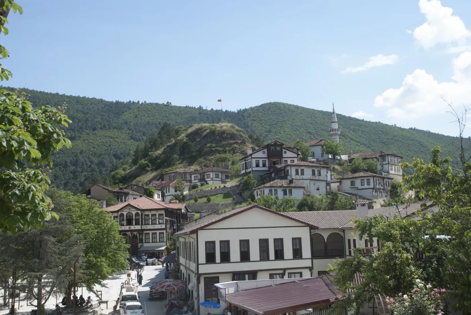 Hisar Tepesi'nden görünen Taraklı kasabası ve çevresindeki yeşil yamaçlar