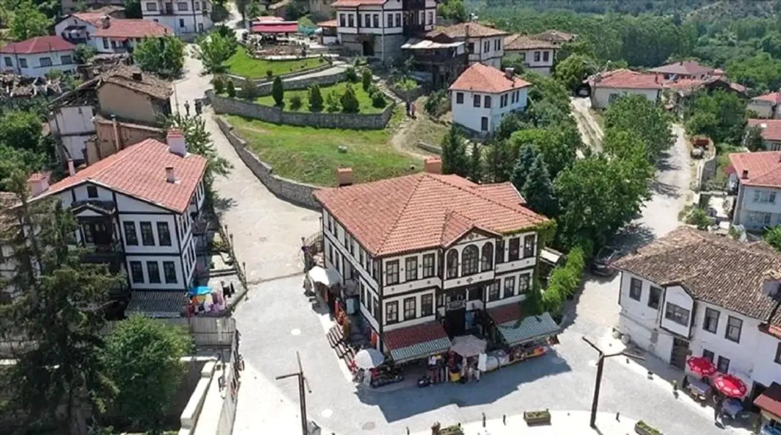 Havadan görünen Taraklı çarşısı ve kiremit çatılı konaklar