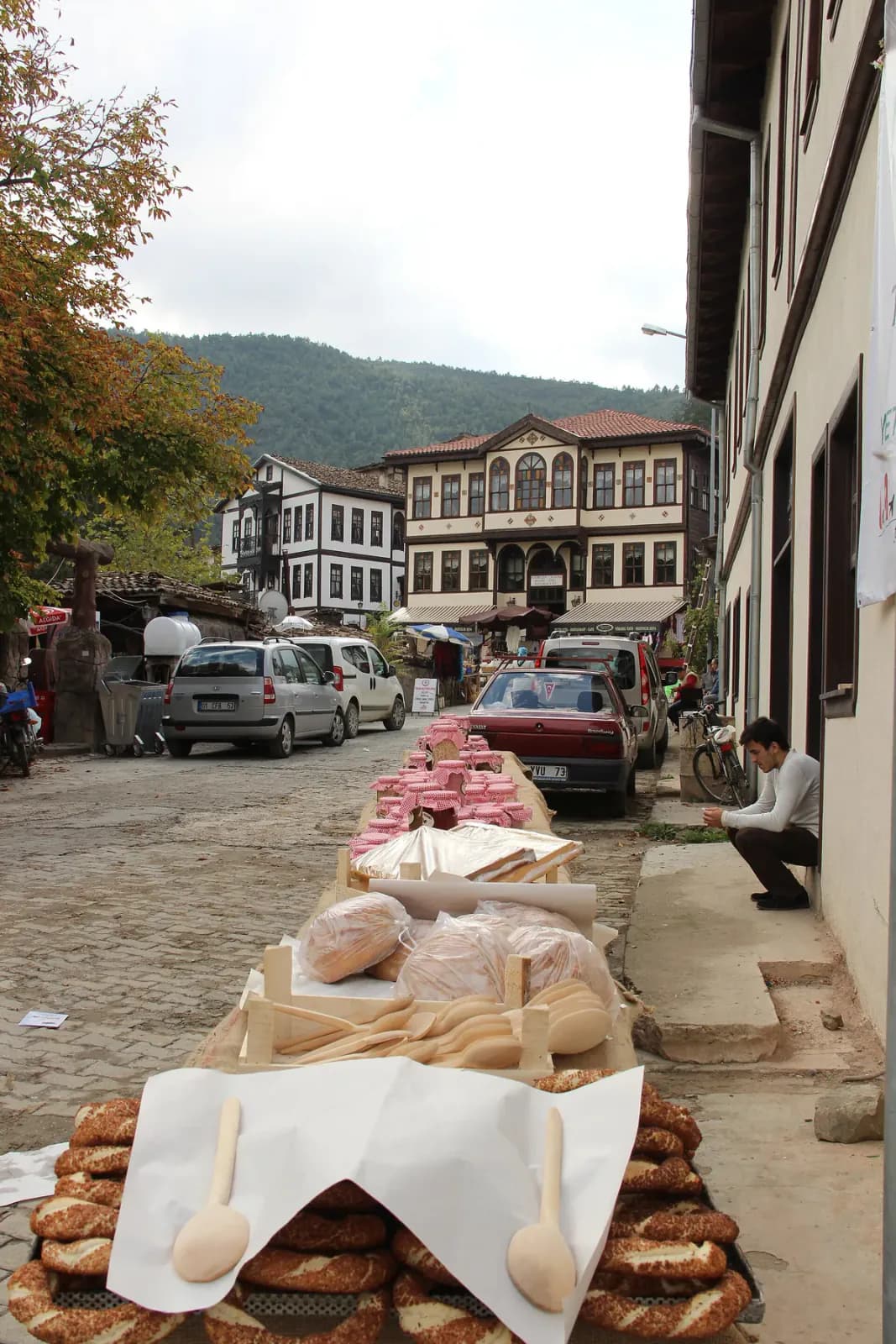 Taraklı çarşısında sokağa kurulmuş yöresel ürün tezgâhları
