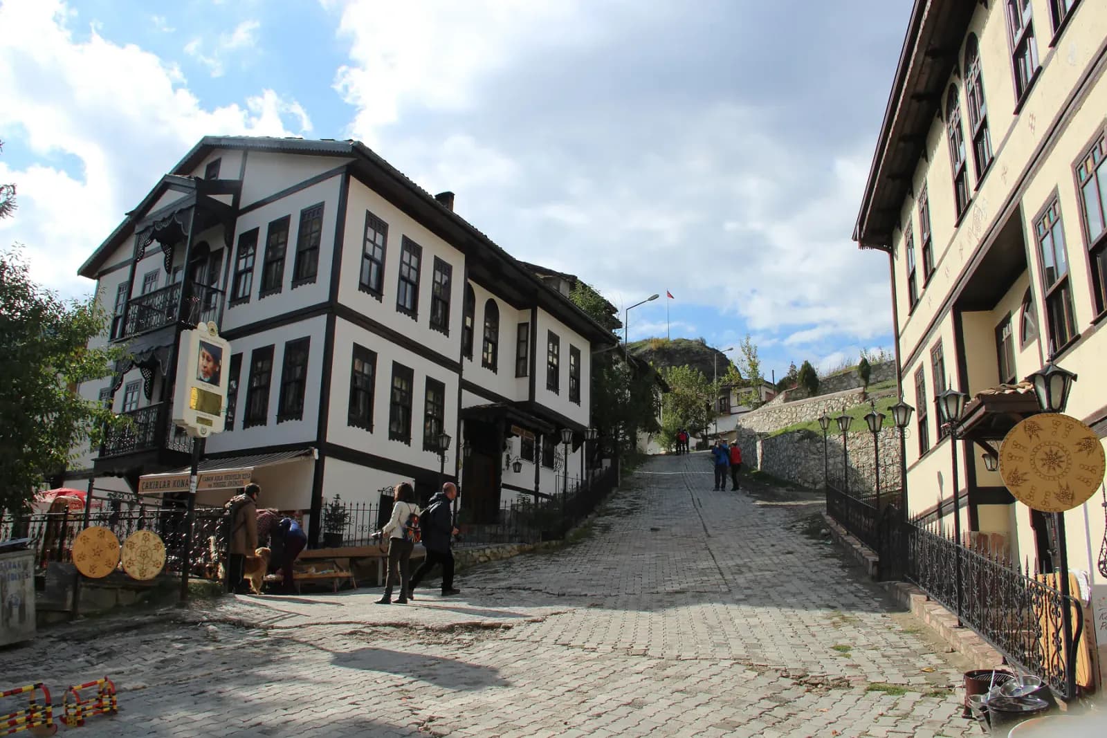 Taraklı'nın dar sokağında sıralanmış cumbalı ahşap evler