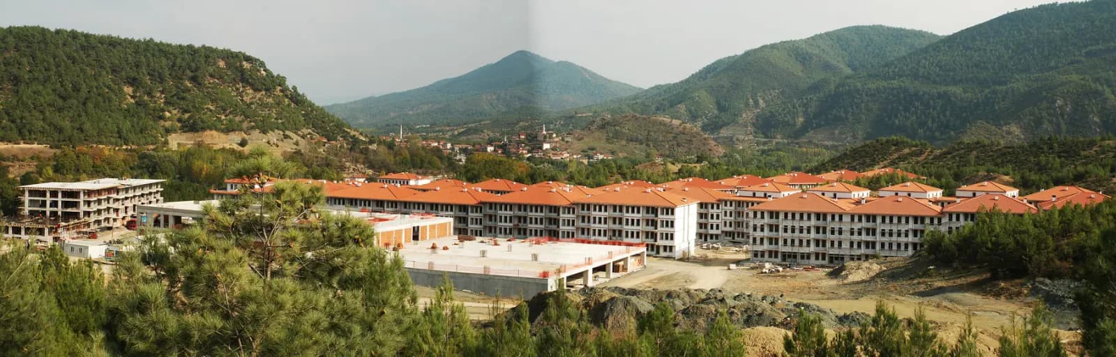 Taraklı termal tesislerinin vadiye bakan panoramik görünümü