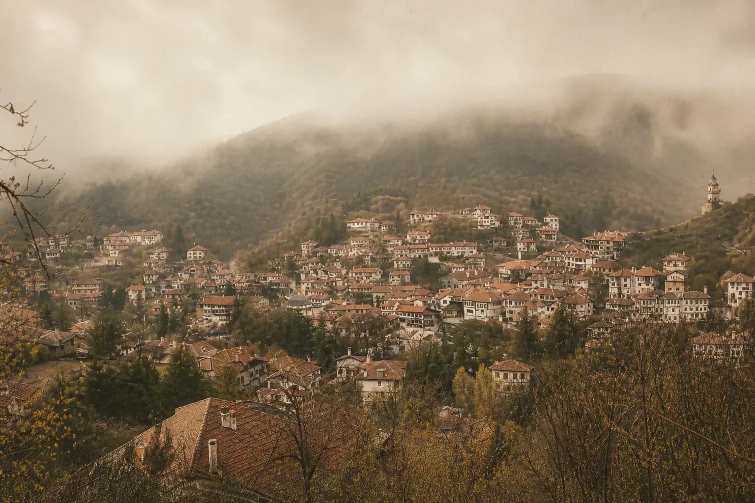 Sisli havada yamaca dizilmiş beyaz Göynük evleri
